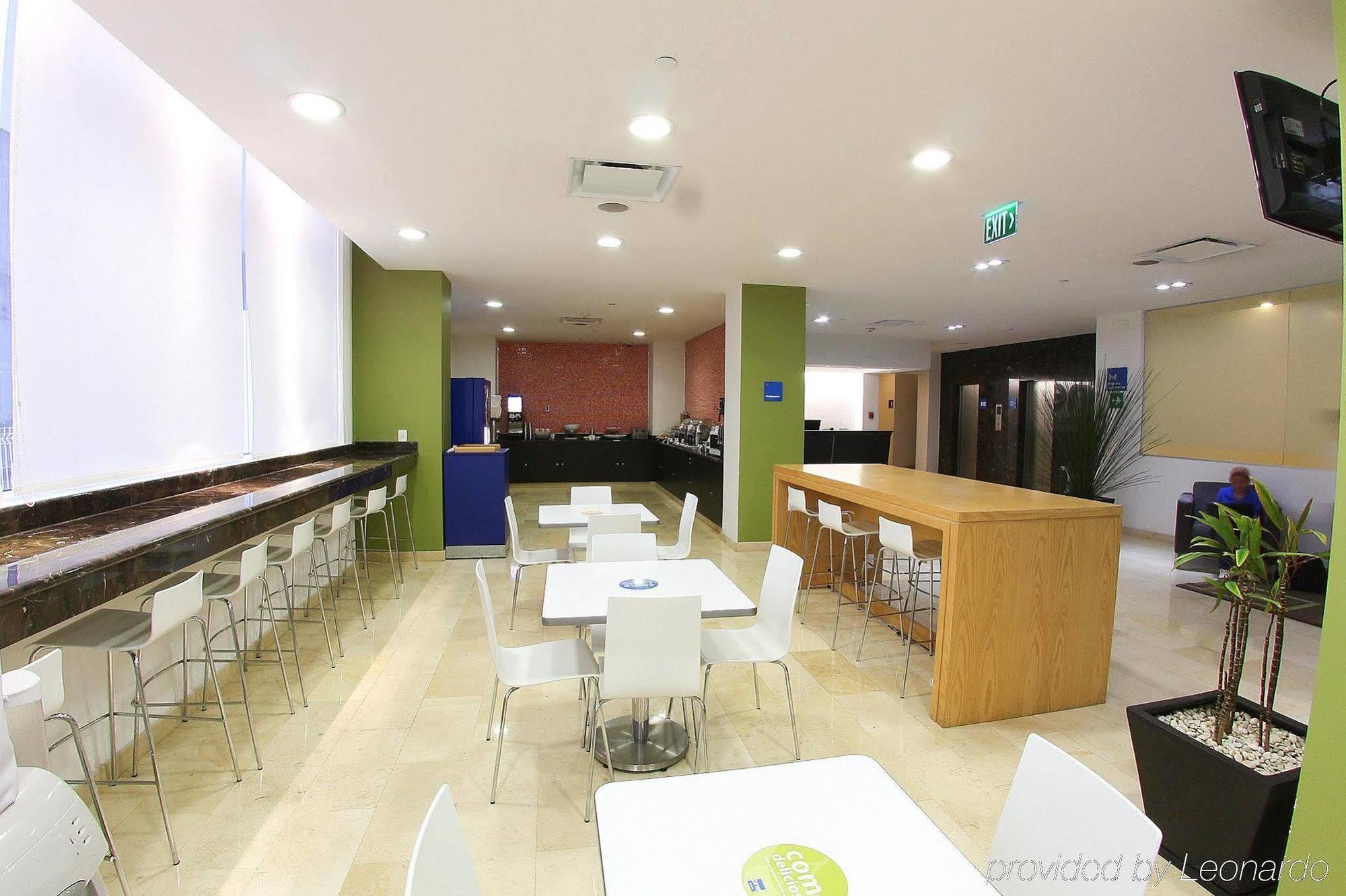 One Culiacan Forum المطعم الصورة